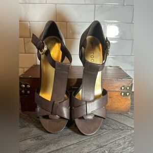 Me Too Small Heeled Brown Leather Upper Sandals EUC size 8.5 fits an 8 as well